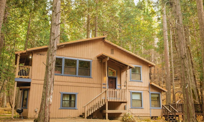 Sugar Pine House | Modern & spacious Sugar Pine cabin- only 15 minutes away from Yosemite!
