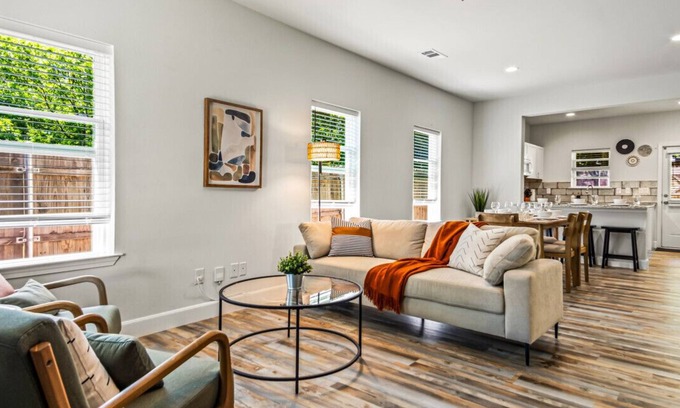 Rockwall House | Modern & Spacious, Walk to historic Downtown | TSH