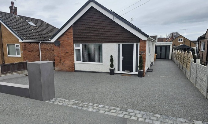 Rhyd-y-foel House | Modern, Spacious walking distance to castle & town
