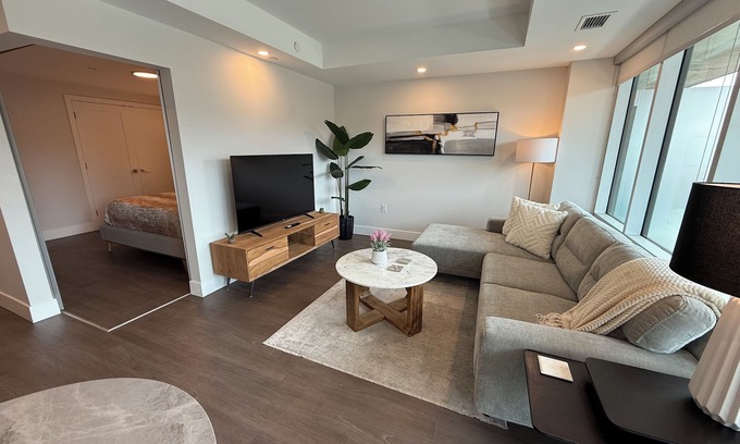 Downtown Halifax Apartment | Modern & spotless, 1 Bedroom Downtown Halifax with 6 appliancs
