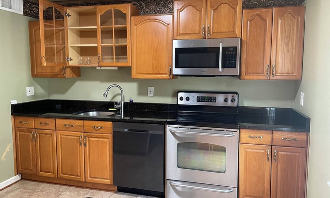 Newington House | Modern Springfield 3BR - Walk to Shops - Minutes to DC & Fort Belvoir