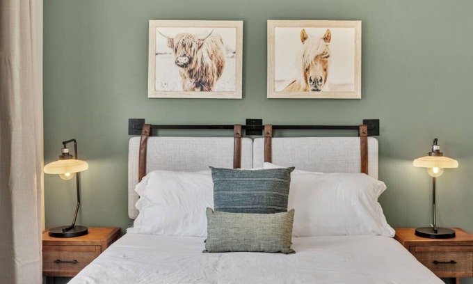 Vista Apartment | Modern Stay | 15 Min to Beach | Heart of Vista