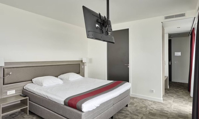 Zestienhoven Hotel | Modern Stay with Parking, Dining & Easy Airport Walk!