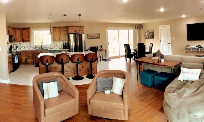 Columbia House | Modern Staycation