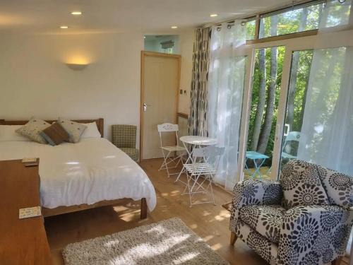 Hove Apartment | Modern Studio Cabin in Hove, Walk to the Sea & South Downs, Easy Access to Brighton
