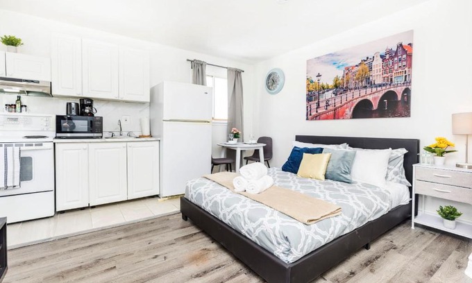 Centretown West Apartment | Modern Studio Condo - Mid-Chinatown