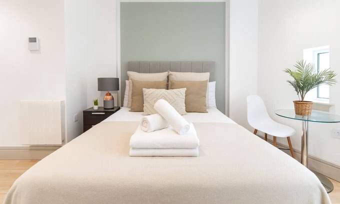 Grove Apartment | Modern Studio Flat in Kingston