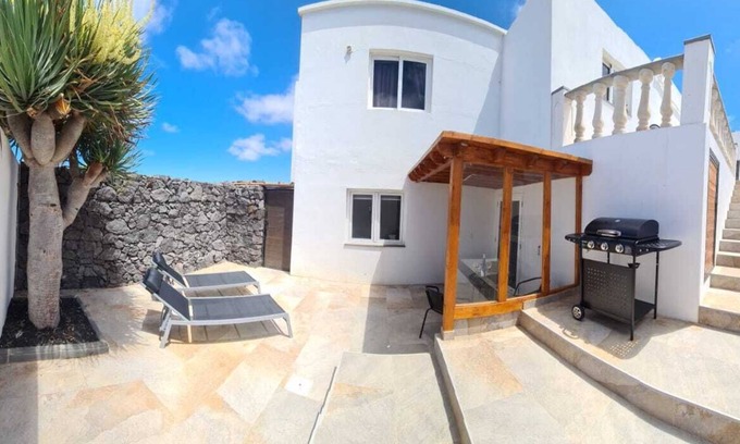 Tinajo House | Modern Studio in Rural Tinajo with Patio, BBQ & Coastal Views – Perfect Getaway!