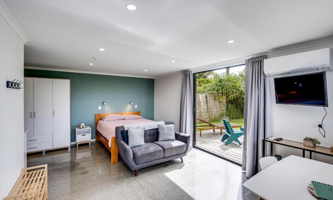 Clive House | Modern Studio near Clive River