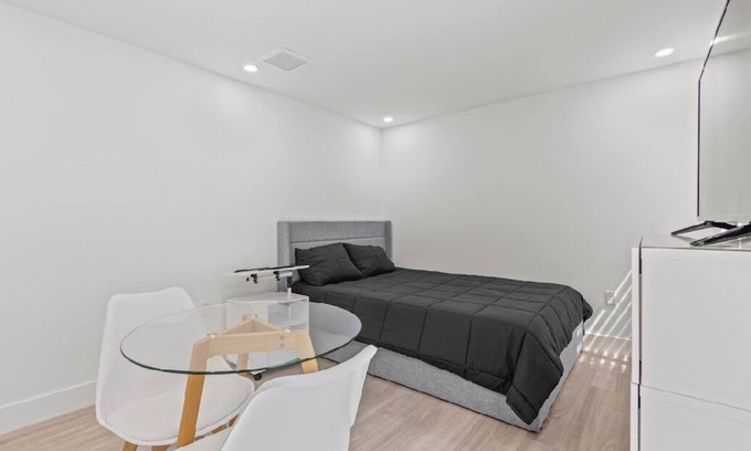 South Miami Apartment | Modern Studio Near shops and University of Miami
