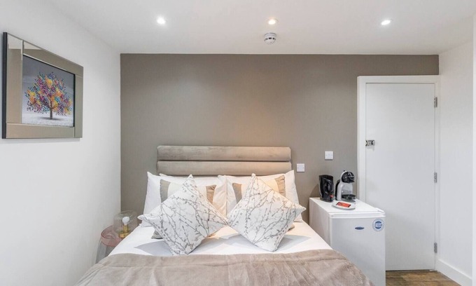 Ealing Apartment | Modern Studio Retreat