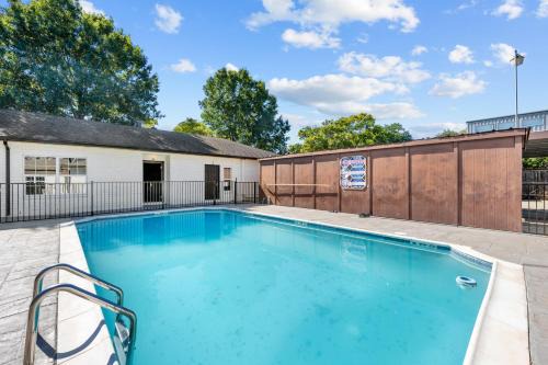 Houston Apartment | Modern Studio Retreat with King Bed, Full Kitchen & Free Park