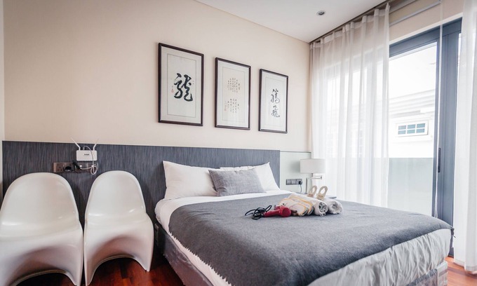 Bedok House | Modern studio room EZS-6 with shared pool in bungalow