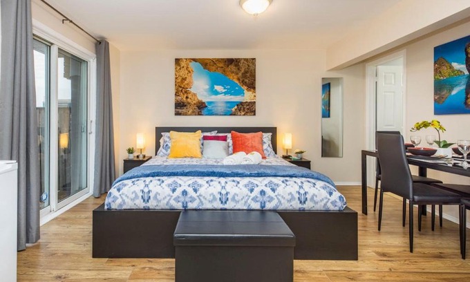 Centrepointe Apartment | Modern Studio w King Bed - Central Ottawa