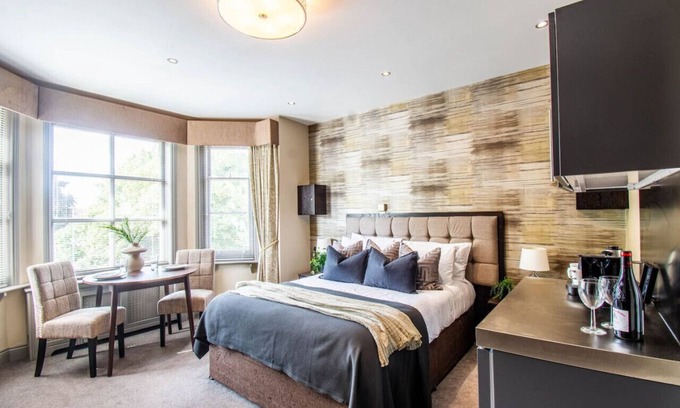 Yeovil Apartment | Modern Studio: Walk-In Shower, Gym Access & WiFi