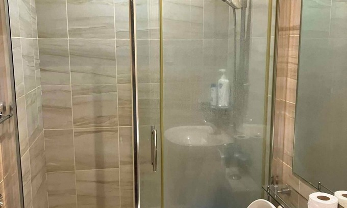 Downtown Apartment | Modern Studio with Netflix in Enchanting Gramercy Makati