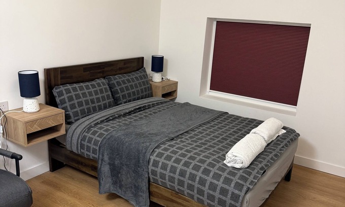 Bow Apartment | Modern Studio with private Bathroom & Kitchenette in 3 bed apartment