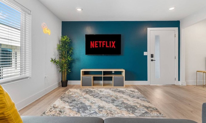 Knox - Henderson Apartment | Modern Style Studio in Downtown Dallas + Parking