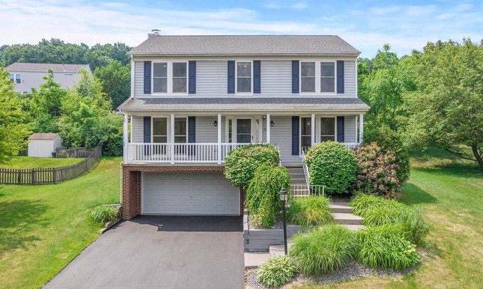 Cranberry Township House | Modern & Stylish 5 Bdr Home in Cranberry/Pittsburg
