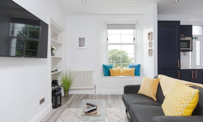 Dollar Apartment | Modern , stylish one bedroom apartment in the centre of Dollar