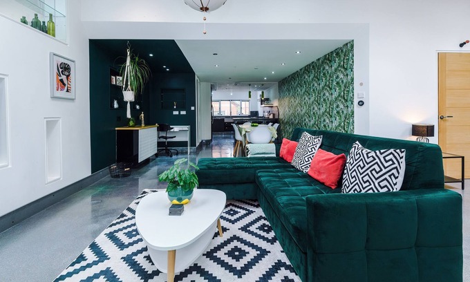 Doncaster Other | Modern Stylish 2-bedroom house & on-site parking