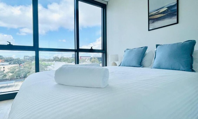 Macquarie Park Apartment | Modern stylish 3 bedroom condo - Parking, Gym, Pool