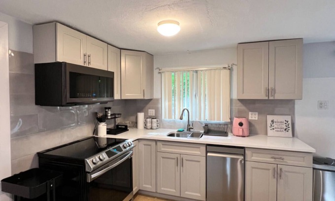 Glen Cove House | Modern Stylish 3b3b Home @Glen Cove