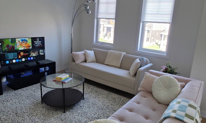 Caledonia House | Modern & Stylish Cozy Home/Balcony, Wifi – 15 min from Hamilton