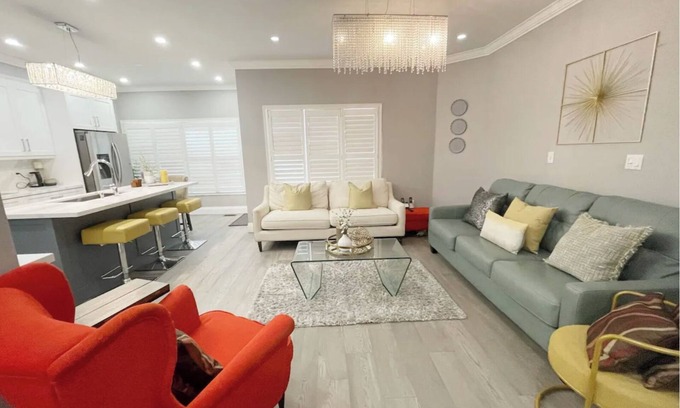 Churchill Meadows House | Modern & Stylish Fully Furnished 5 Bedroom Home