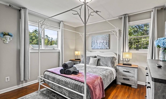 Clifton Park House | Modern & Stylish: Private Home w/Firepit~Sunroom!