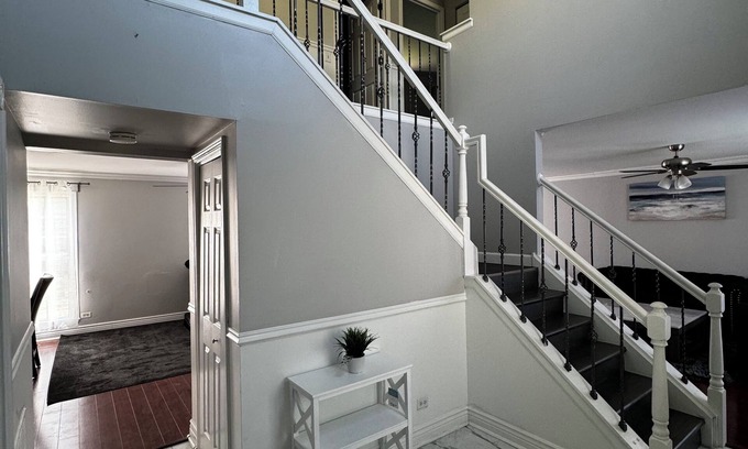 Plato Center House | Modern Suburban Oasis- 14 guest House. Family Friendly!