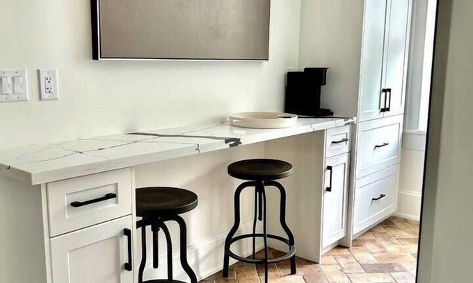 Port Hope Apartment | Modern suite (2 Queens) on the River