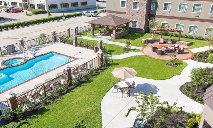 Spring Branch West Condo | Modern Suite | Fitness Center + Outdoor Pool + Hot Tub