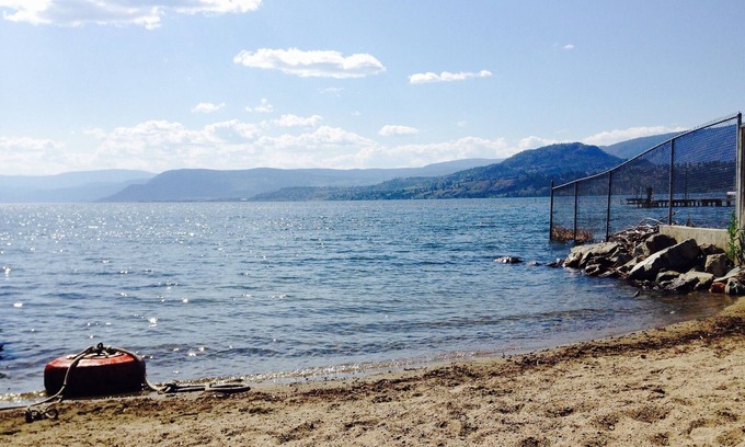 Central Okanagan House | Modern Suite Steps To the Beach