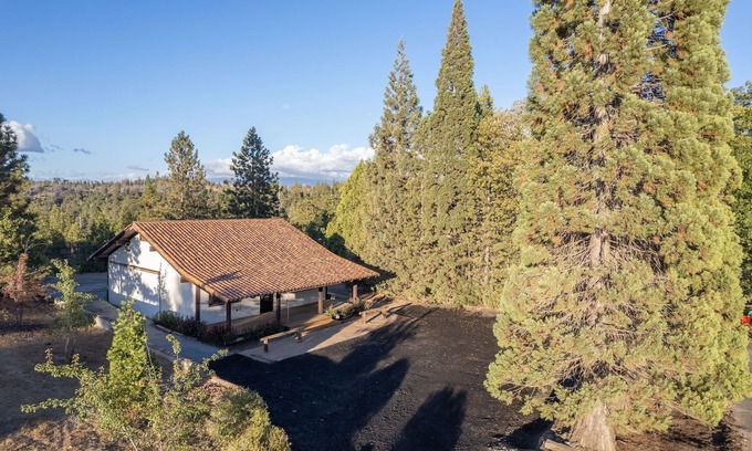 Auberry Apartment | Modern suite with AC adjacent to Yosemite & Sequoia National Parks.