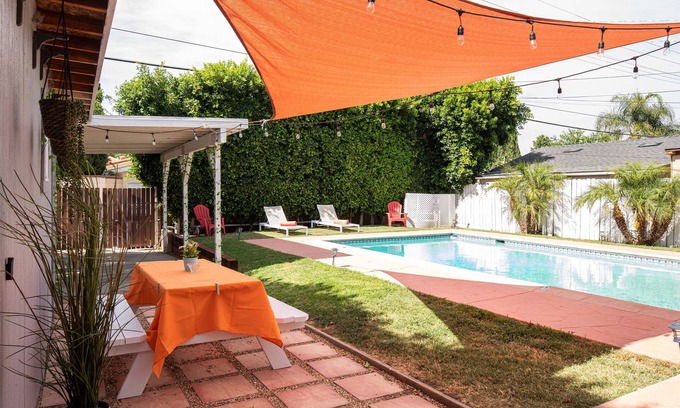 Encino House | *Modern, Sunny, Great Location- Pool/BBQ/Firepit!*