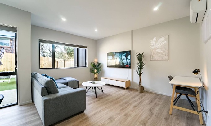 Sunnyhills House | Modern Sunnyhills Town House | Wi-Fi & Netflix