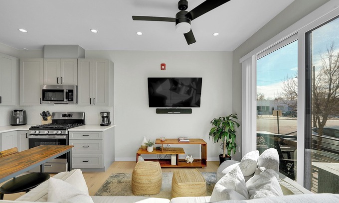 Sunnyside House | Modern Sunnyside Townhome - Monthly Rental
