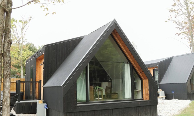 Milroy Cabin | Modern Tiny Home 33 w/Hot Tub!