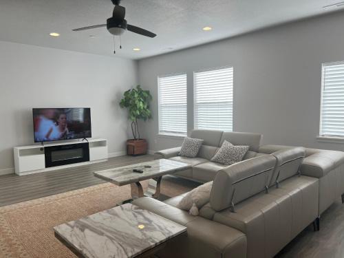 Draper Apartment | Modern Town House, 3-Bedrooms Home private parking