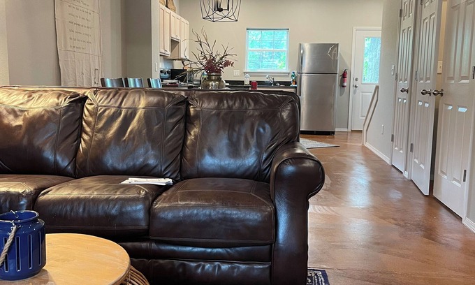 Prairie Grove House | Modern townhome 10.1 miles from Razorback Stadium