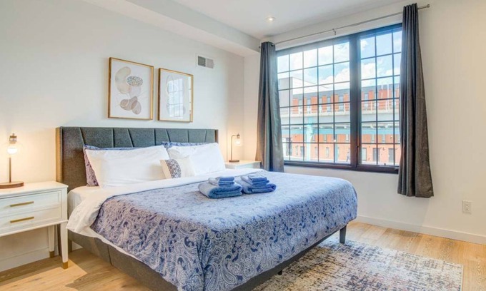 Olde Kensington House | Modern Townhome 15 | Free Park | Hosted Stay Rafa