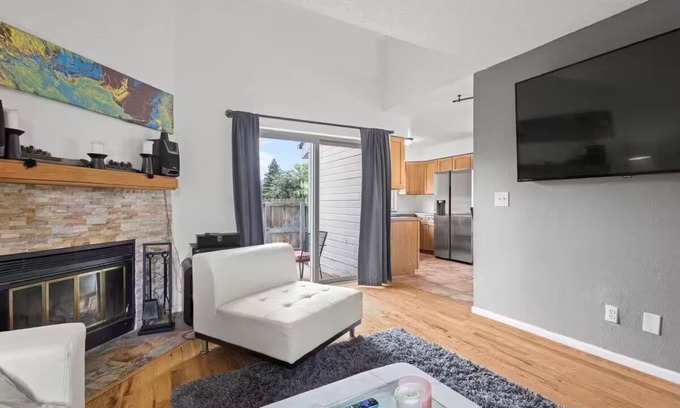 Ken Caryl House | Modern TownHome-Away-From-Home with Garage, Pool