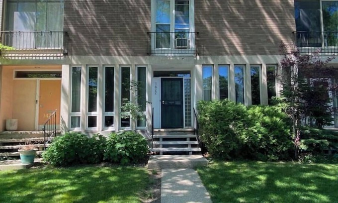 Kenwood House | Modern Townhome in the Heart of Hyde Park