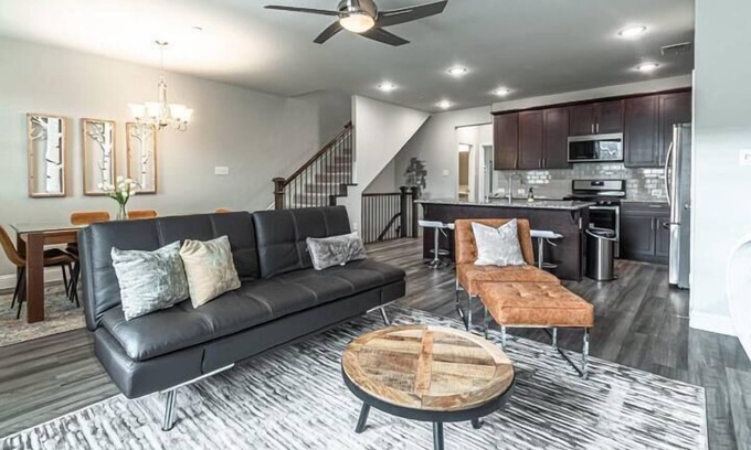 Farmers Branch House | Modern Townhome with patio - New Construction