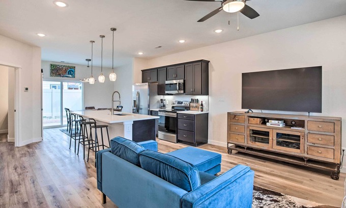 Grand Junction House | Modern Townhome ~ 3 Mi to Dtwn Grand Junction