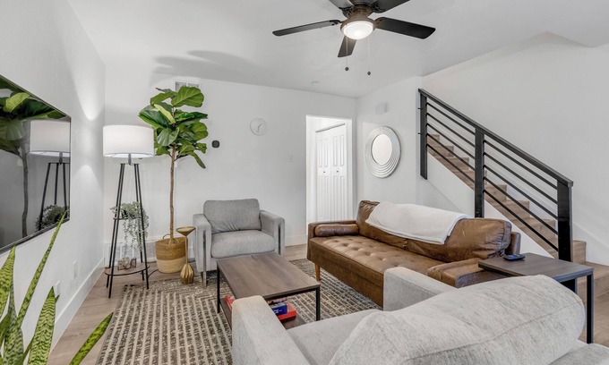 South Arlington House | Modern Townhome w/Deck and Fast Wifi 7 min from AT&T Stadium