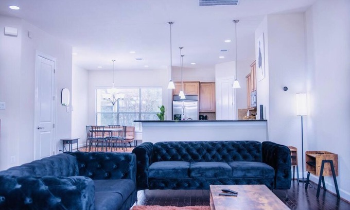 East Downtown Houston House | Modern TownHome w/King Bed in DwnTwn