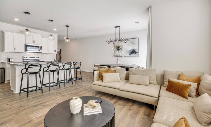 Kernersville House | Modern Townhome w/Private Yard in Kernersville!