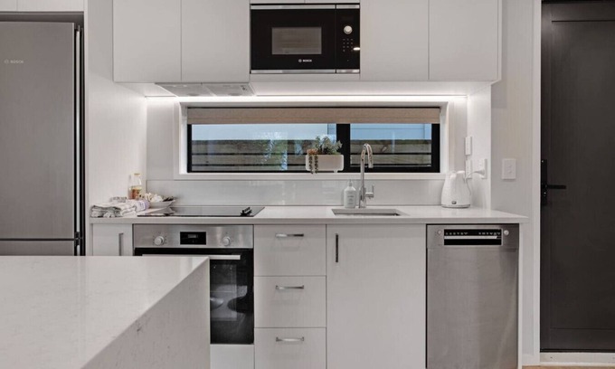Papatoetoe House | Modern Townhouse close to Airport and Hospital
